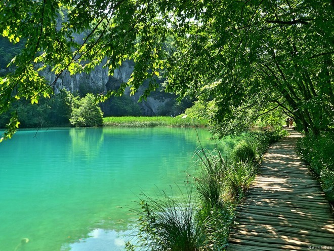 Kävely Plitvicen järvien varrella.