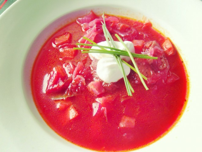 Russische Küche und typische Rote-Bete-Suppe. 