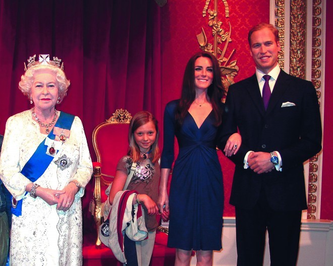 ロンドンの蝋人形館では、子供たちは英国王室に会うことができます。