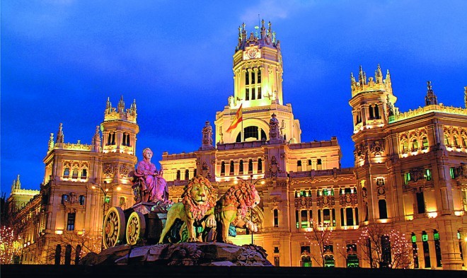 Trg Cibeles z mestno hišo je eden od simbolov Madrida.