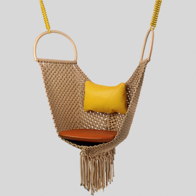 O balanço suspenso Swing é feito de corda de nylon e almofadas de couro e, com a ajuda de ganchos dourados, pode ser pendurado tanto em ambientes externos quanto internos.