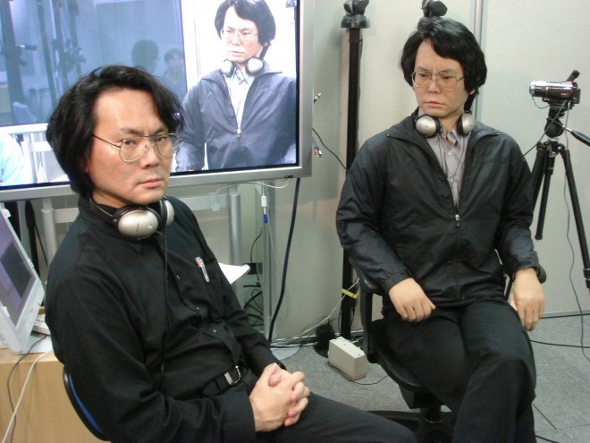 Prof.. Hiroshi Ishiguro und sein "Freund" Humanoider Roboter - Gemonoide HI-1.