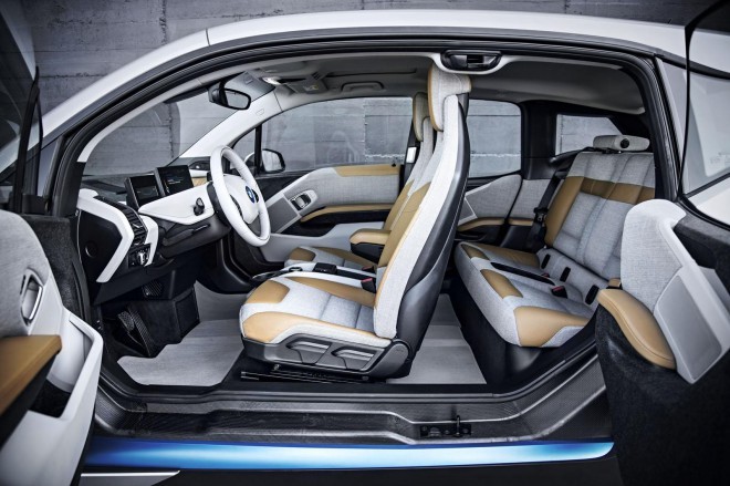 BMW i3 // kombinacija - karbona, usnja, plastike in lesa... Ter vsekakor ena bolj futurističnih notranjosti. 