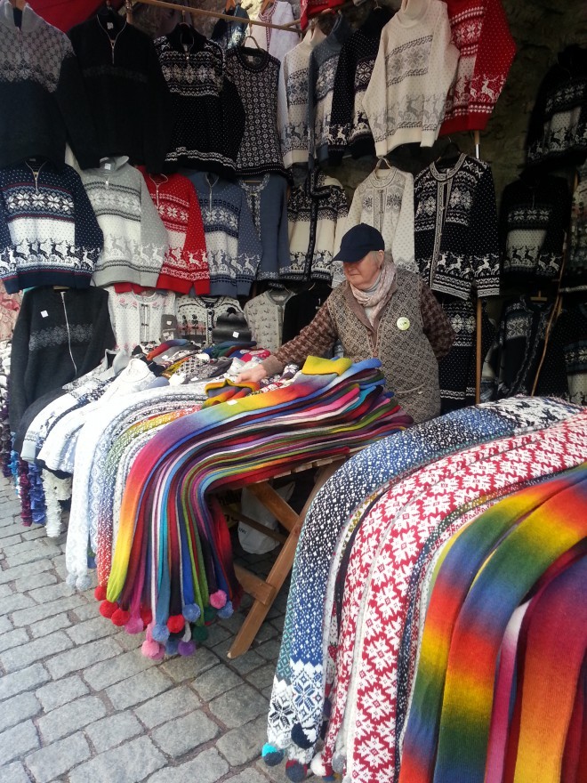 Frauen verkaufen Wollprodukte an einem Teil der Mauer in der Nähe des Stadttors von Viru. (Foto: Jasmina Dvoršek)