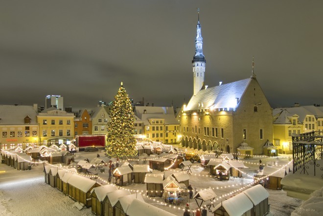 Warme Wollkleidung mit skandinavischen Mustern kann man auch auf dem romantischen Weihnachtsmarkt in den Straßen Tallinns kaufen. (Foto: Alan Alajaan/Tallinn City Tourist Office & Convention Bureau) 