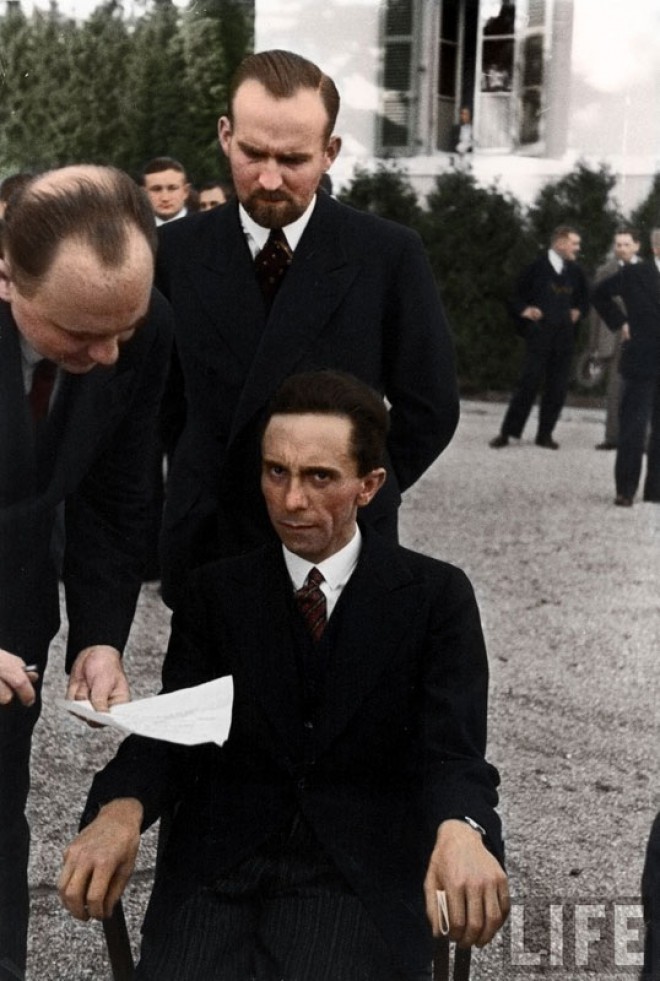 Ministro de Propaganda Joseph Goebbels - dando una mirada desagradable a un fotógrafo judío, 1933