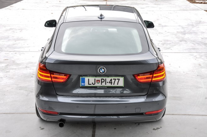 BMW 3GT - Gran Turismo  - Zadek avtomobila deluje impozantno in močno spominja na nekatere večje predstavnike te blagovne znamke. 