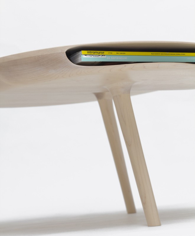 “Tokyo table”, Loïc Bard  - Preprosta estetika z diskretnim predalčkom, odličnim za shranjevanje knjig, revij ali prenosnih naprav.