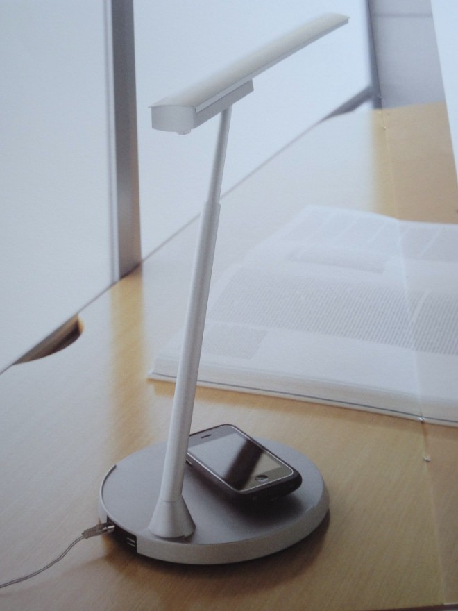 "Conflux", Teknion - Energetski učinkovita stolna lampa izrađena od ekološki prihvatljivih materijala, osim podesive visine i jačine svjetla, omogućuje i punjenje mobitela putem bežične "Powermat" baze i USB priključka. 