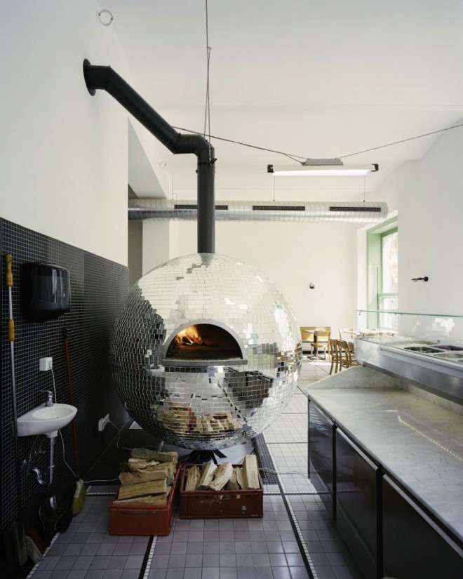 興味深いアイデアです。ピッツェリアの中心はオーブンです。このレストランではすべてがオーブンを中心に動いています。 