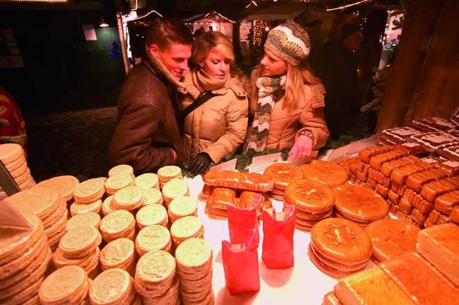 Un puesto de pan de jengibre en el mercado navideño de Berna.