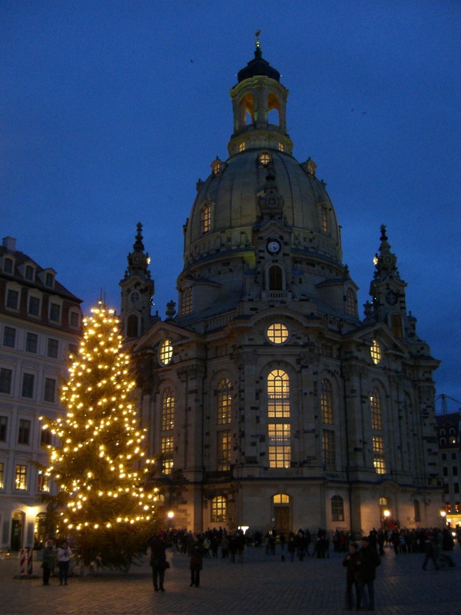 Christmas market in front of Dresden's Frauenkirche.