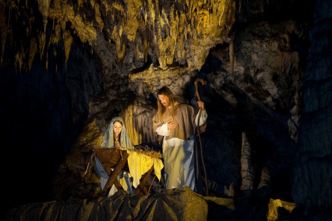 포스토이나 동굴의 살아있는 예수 탄생 장면.