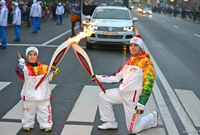3. This year, the Olympic flame will make the longest and longest journey in the history of the competition. His journey began on October 7, 2013 in Moscow and will end on February 7, 2014 in Sochi. In the meantime, the fire will cover as many as 40,000 kilometers and visit all the capitals of Russian republics, regions and districts, a total of 83 cities. All bearers of the Olympic torch are said to be around 14,000.