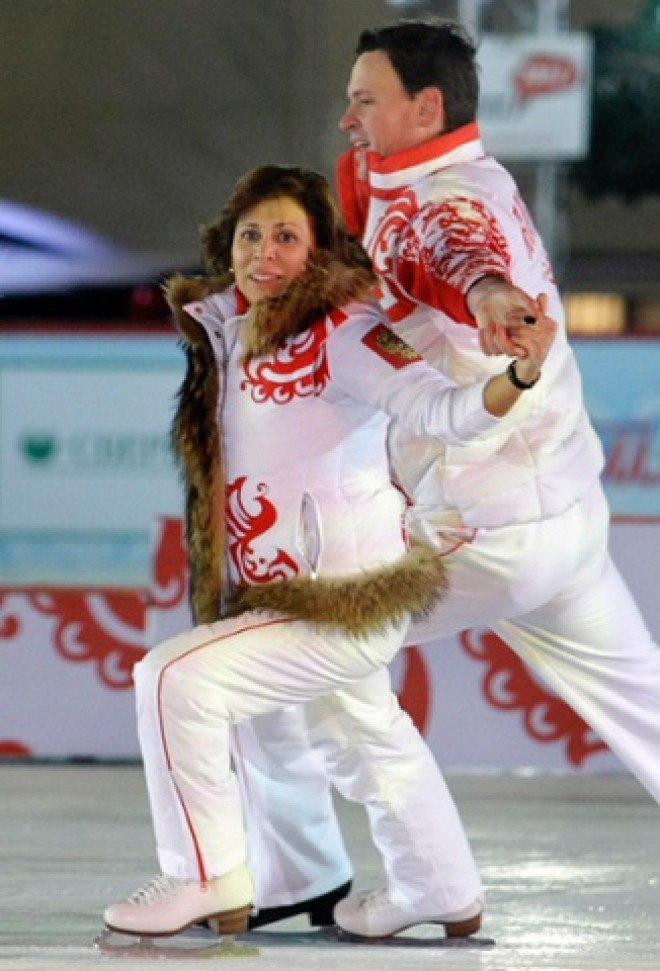 Russia left its indelible mark on Olympic fashion for 2010. The jerseys were presented by Soviet Olympic figure skating champions Irina Rodnina and Maxim Marinin. Only the hut is missing. 