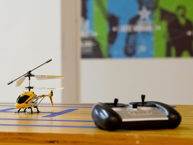 Majhen helikopter, ki bo zabaval vso družino, je na voljo na Amazonu za samo 15 evrov.