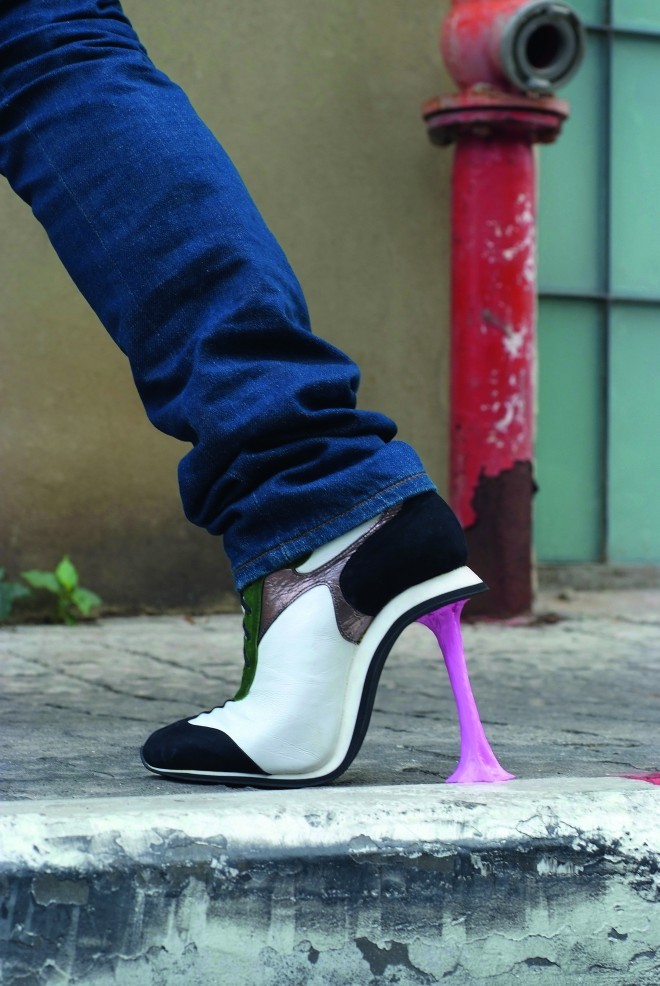 Čevlji kot nosljive umetnine izraelskega oblikovalca Kobi Levija.