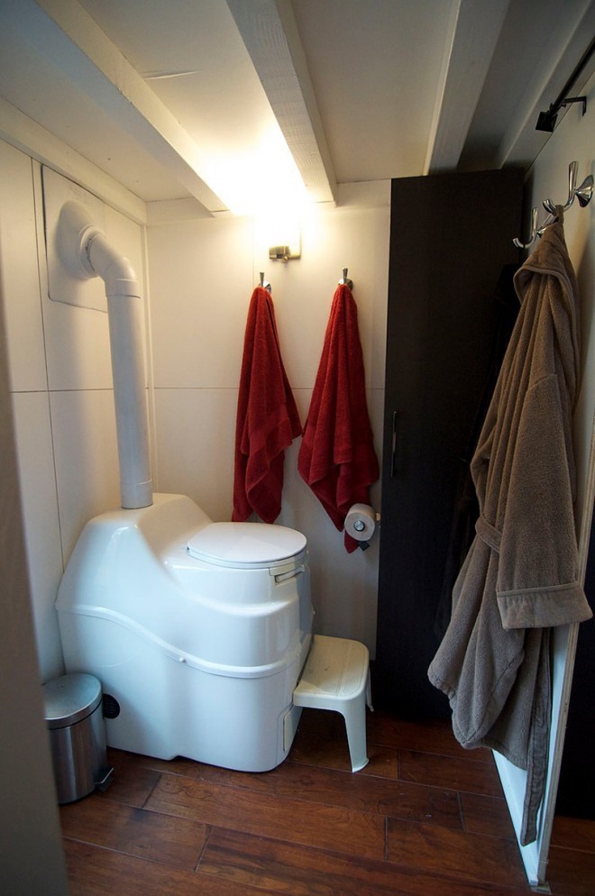 WC ni klasičen. Tudi zaradi možnosti avtonomije same hiše, ki tako ni odvisna od komunalnih priklopov. 