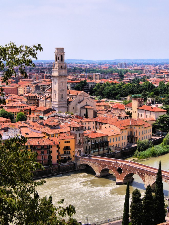 Verona je zaradi izredno ohranjenih spomenikov od rimske dobe naprej pod UNESCO-vo zaščito.