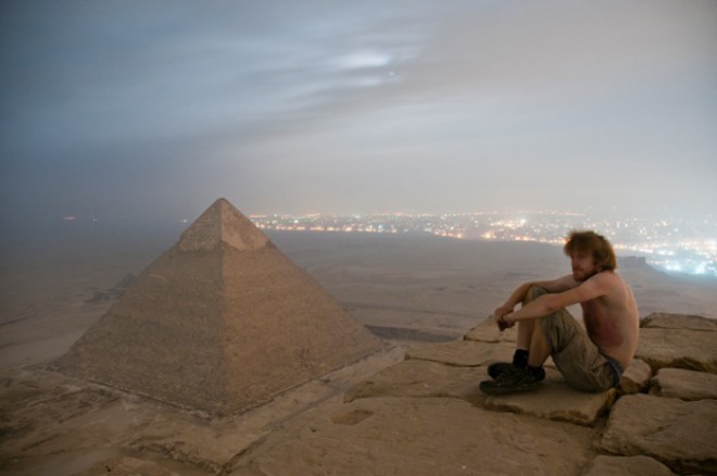 Fotografija njenega prijatelja Maxa in razgled na egipčanske piramide.