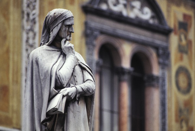Com o monumento a Dante Alighieri, Verona prestou homenagem ao grande poeta que permaneceu algum tempo em Verona.
