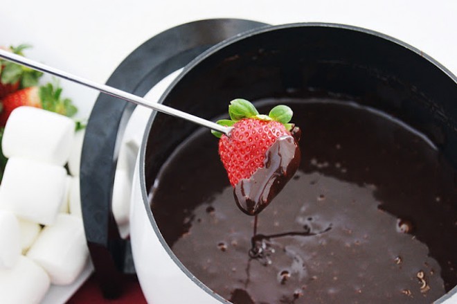 Chocolate fondue with honey