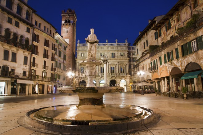Fonte na Piazza delle Erbe com a famosa fonte, com uma estátua chamada Madonna Verona, que na verdade é uma estátua romana do século IV.
