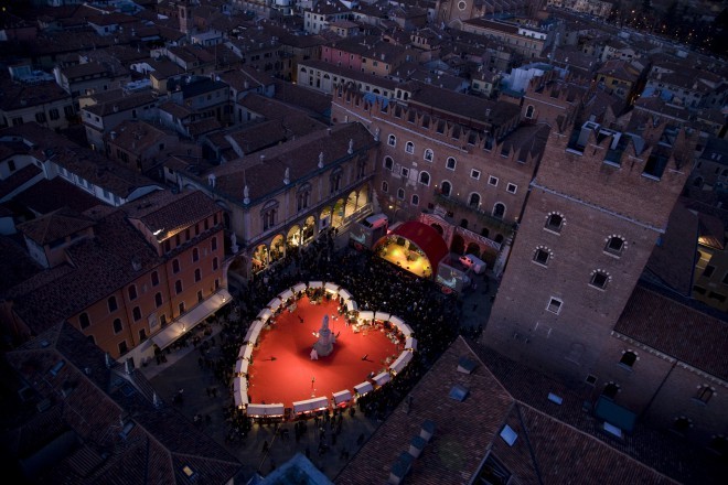 Durante a semana do Dia dos Namorados, as praças e ruas de Verona ficam coloridas com a cor do amor.