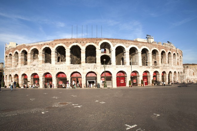 Bem no centro antigo da cidade fica a Arena di Verona, o terceiro maior anfiteatro romano ainda existente no mundo.