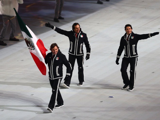 Ook bij de openingsceremonie vrijdag was het Mexicaanse team, waaraan alleen hij deelneemt, gekleed in mariachi-stijl.