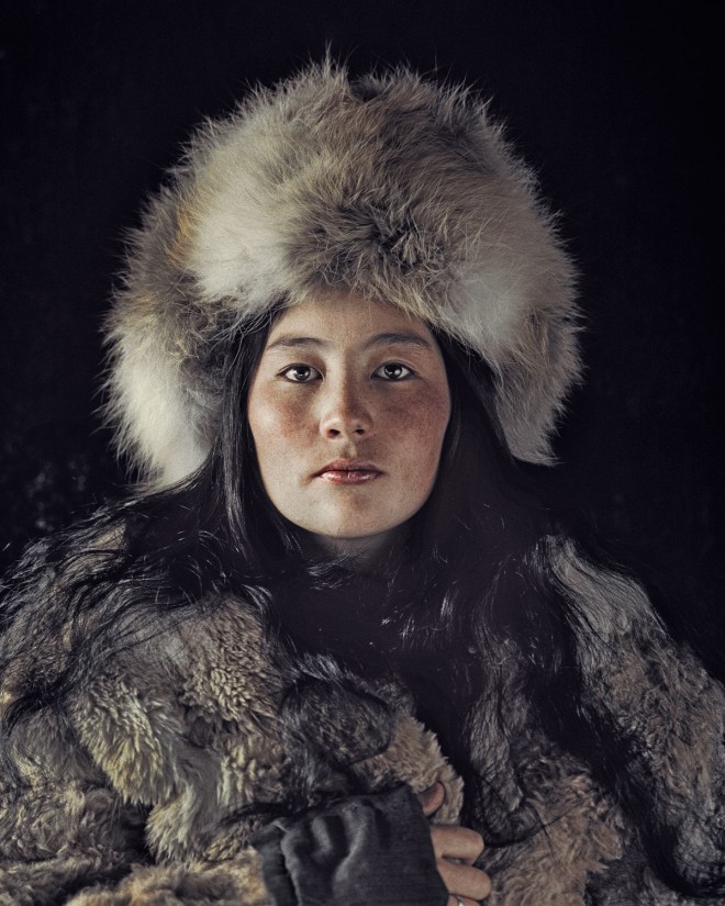Eine Kosakenfrau mit einer typischen Hütte.