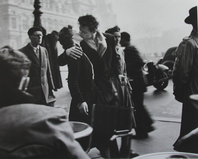 Poljub pri Hotelu de Ville fotografa Roberta Doisneaua.