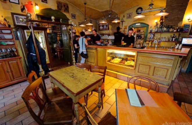 Domowa atmosfera kawiarni we francuskim wiejskim stylu. Zdjęcie: Odwiedź Lublanę