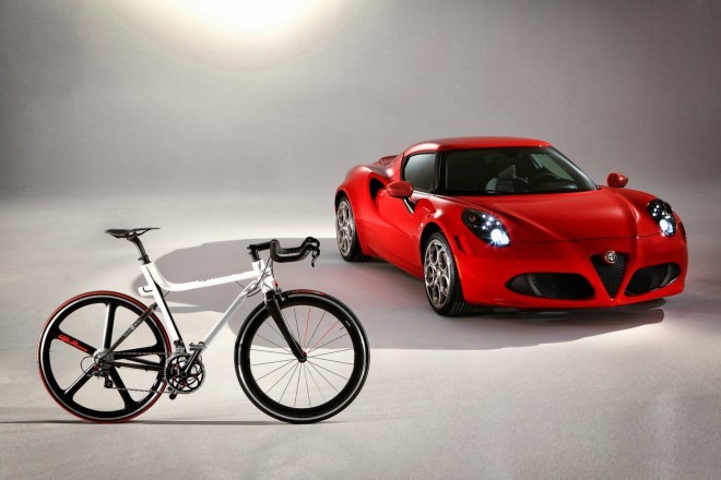 Passion rouge sur deux roues. Photo : Compagnie Ducale.
