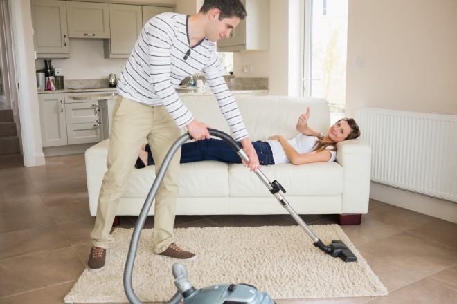 يخصص الرجال السلوفينيون ما يصل إلى 114 دقيقة يوميًا للأعمال المنزلية. الصورة: ثينك ستوك