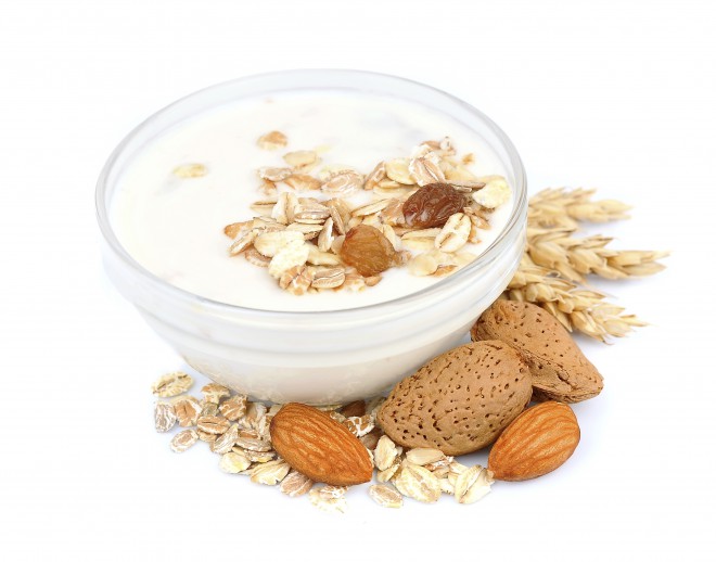 Privoščimo si jogurt z mandlji in omogočimo svojim kostem neomajno trdnost. Foto: ThinkStock