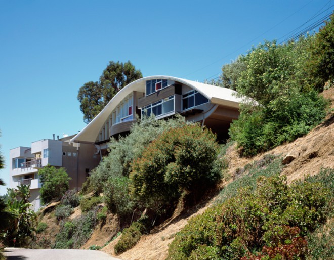 Rezidence z znamenito streho in razgledom na Hollywood.   Foto: Benny Chan