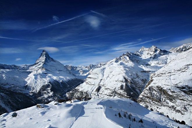  采尔马特高山村庄的怀抱中瑞士山脉的魔力。照片：史诗