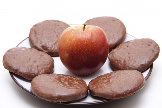 Jagode in čokolada? Ne! Čokoladi raje dodajte jabolko! Foto: ThinkStock