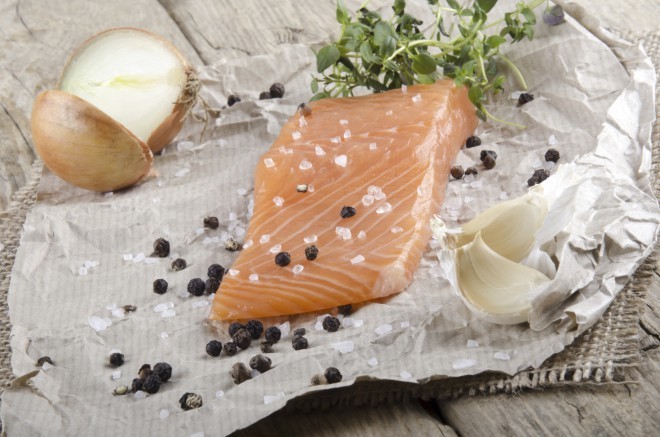 Česen dodatno okrepi učinkovanje zdravih omega-3 kislin, ki se skrivajo v lososu. Foto: ThinkStock