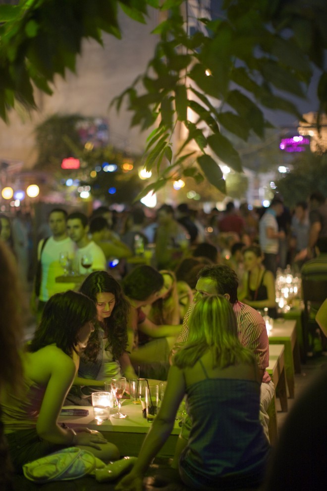 As noites em Atenas podem ser passadas na praia ou rodeadas por restaurantes antigos.