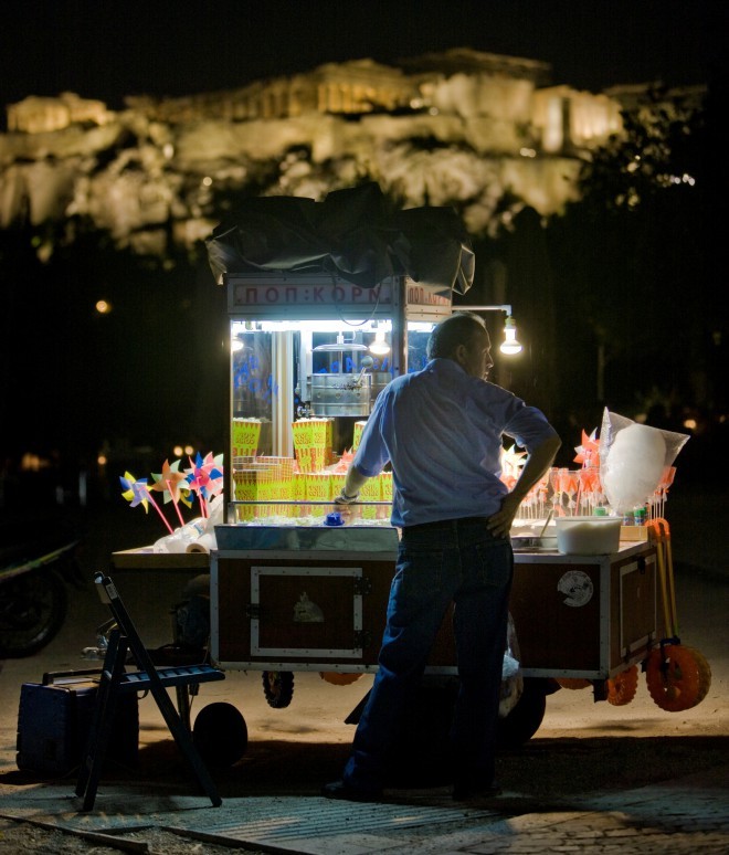 Street stalls with delicious fast food are the right address in the early hours of the morning.