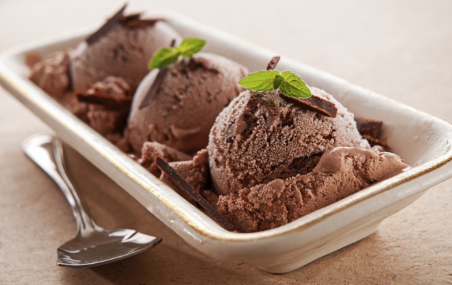 Domowe lody czekoladowe. Zdjęcie: ThinkStock