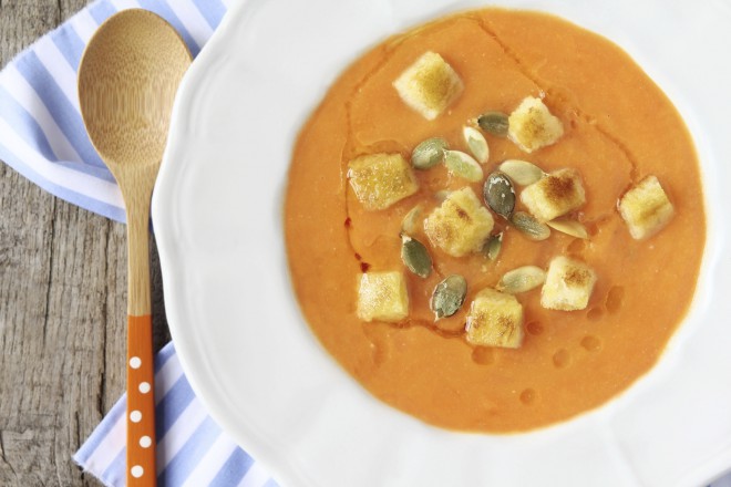 Croutons go well with pumpkin soup. 