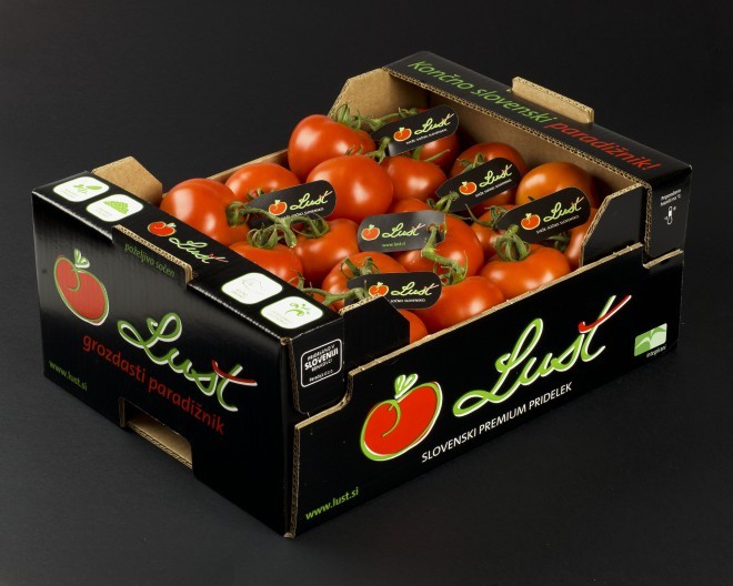 طماطم LUŠT من الإنتاج المتكامل في صناديق سوداء يمكن التعرف عليها.