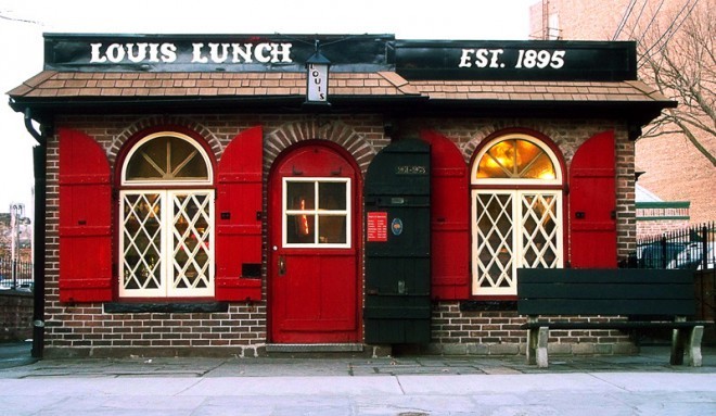  最初のハンバーガーは 1900 年にルイス ラッセンによって、Louis&#039 と呼ばれる彼の小さなスタンドで提供されました。コネチカット州でランチ。ここは今でも世界最高のハンバーガーの 1 つを販売することで有名です。写真: ルイスのランチ