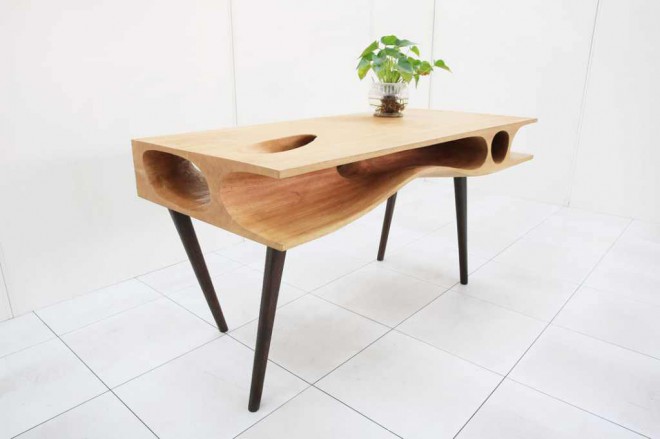 A mesa serve principalmente como peça de mobiliário que confere valor acrescentado e multifuncionalidade à divisão. 