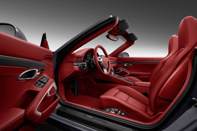 El interior está vestido con un color rojo chillón "Carrera Red", y también se han agregado muchos accesorios de aluminio y carbono.