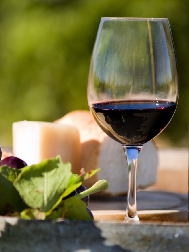 Morske dobrote, kozarec vrhunskega vina in oljčno olje so dovolj dober razlog za pobeg na sever Jadrana. Foto: Hrvaška turistična zveza