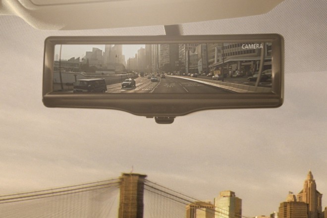 Kamera nameščena pod strešni spojler, bo dogajanje za vozilom projecirala na LCD zaslon umeščen v ohišje sredinskega ogledala in s tem občutno izboljšala preglednost nazaj ob polnem avtomobilu ali slabih vremenskih razmerah.